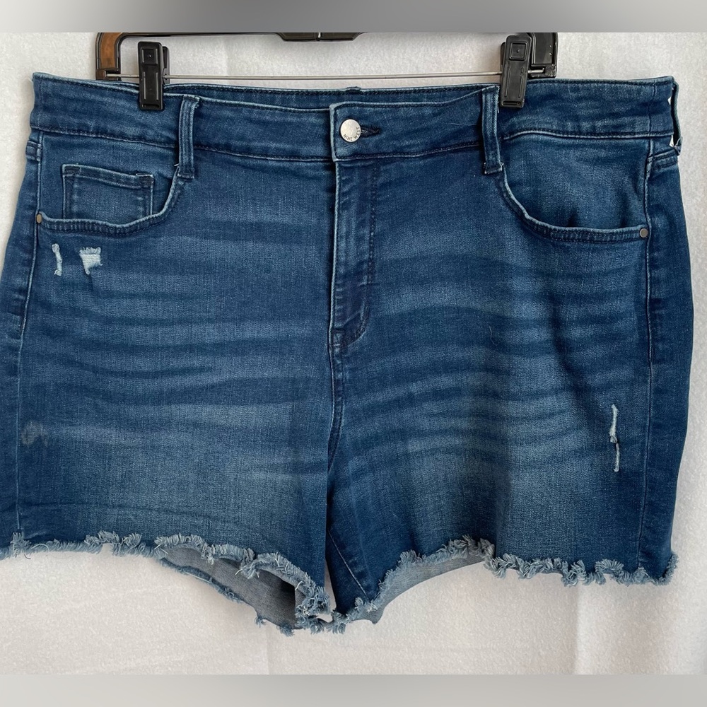 Nine West Distressed Jean Shorts EUC Size 18
